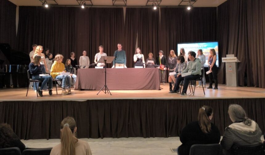 Μαθητές της Βιλνέβ Ντ' Ασκ στο Χαϊδάρι - Εκδήλωση μαζί με το 2ο Λύκειο 2 Μαθητές της Βιλνέβ Ντ' Ασκ στο Χαϊδάρι - Εκδήλωση μαζί με το 2ο Λύκειο 1