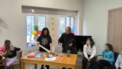 Μάθημα κατασκευής χαρταετού από τα μεγάλα "παιδιά" στα μικρά 37