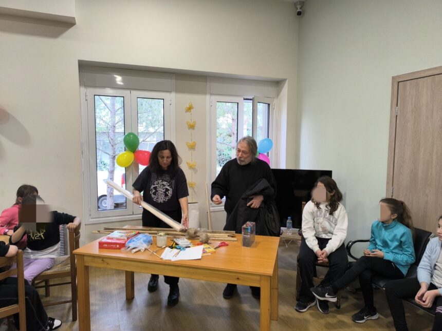 Μάθημα κατασκευής χαρταετού από τα μεγάλα "παιδιά" στα μικρά 1