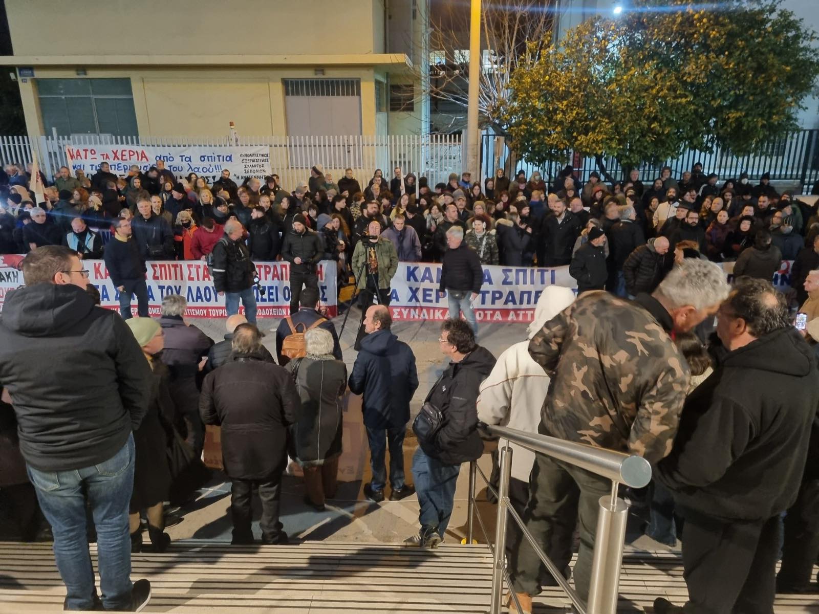 Εντυπωσιακή κινητοποίηση έξω από τα γραφεία της Do Value - Τι δήλωσε η εταιρεία 9 Εντυπωσιακή κινητοποίηση έξω από τα γραφεία της Do Value - Τι δήλωσε η εταιρεία 8