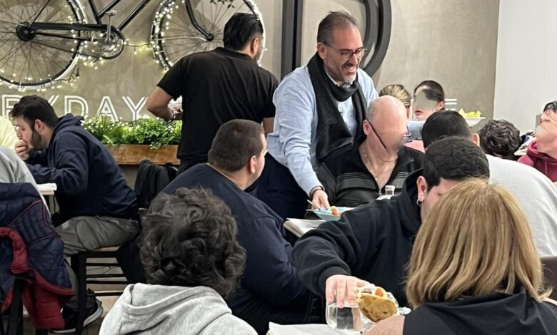 Γεύμα αγάπης από τον Άρη Πανόπουλο στο "Έρεισμα" 2 Γεύμα αγάπης από τον Άρη Πανόπουλο στο "Έρεισμα" 1