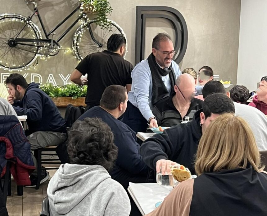 Γεύμα αγάπης από τον Άρη Πανόπουλο στο "Έρεισμα" 1