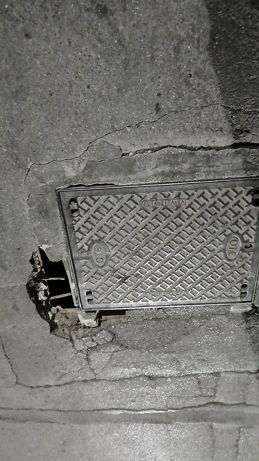 Προσοχή στη Γ. Παπανδρέου: Έσπασε φρεάτιο, κίνδυνος για τα αυτοκίνητα 4 Προσοχή στη Γ. Παπανδρέου: Έσπασε φρεάτιο, κίνδυνος για τα αυτοκίνητα 3