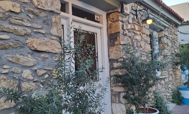 Στο "τριπάκι" της ελληνικής κουζίνας: Αυτό είναι το μεζεδοπωλείο με αέρα φρεσκάδας και ζωντάνιας στα δυτικά 2 Στο "τριπάκι" της ελληνικής κουζίνας: Αυτό είναι το μεζεδοπωλείο με αέρα φρεσκάδας και ζωντάνιας στα δυτικά 1