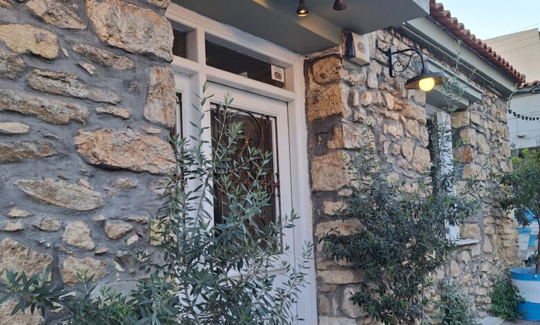 Στο "τριπάκι" της ελληνικής κουζίνας: Αυτό είναι το μεζεδοπωλείο με αέρα φρεσκάδας και ζωντάνιας στα δυτικά 2 Στο "τριπάκι" της ελληνικής κουζίνας: Αυτό είναι το μεζεδοπωλείο με αέρα φρεσκάδας και ζωντάνιας στα δυτικά 1