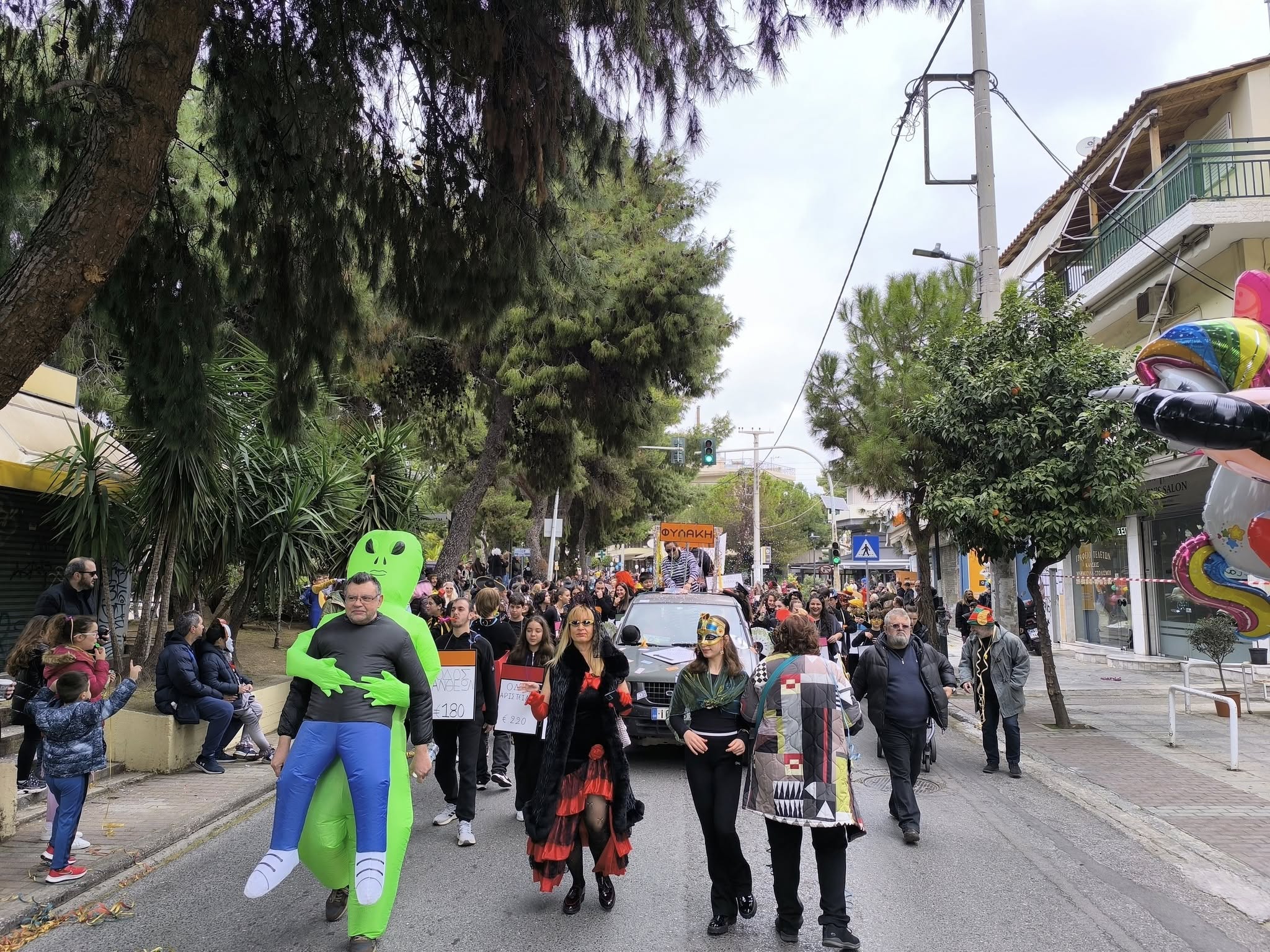 Η καρναβαλική παρέλαση και το μεγάλο πάρτι στην Πλατεία Ηρώων 12 Η καρναβαλική παρέλαση και το μεγάλο πάρτι στην Πλατεία Ηρώων 11