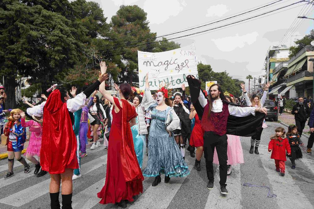 Η καρναβαλική παρέλαση και το μεγάλο πάρτι στην Πλατεία Ηρώων 10 Η καρναβαλική παρέλαση και το μεγάλο πάρτι στην Πλατεία Ηρώων 9