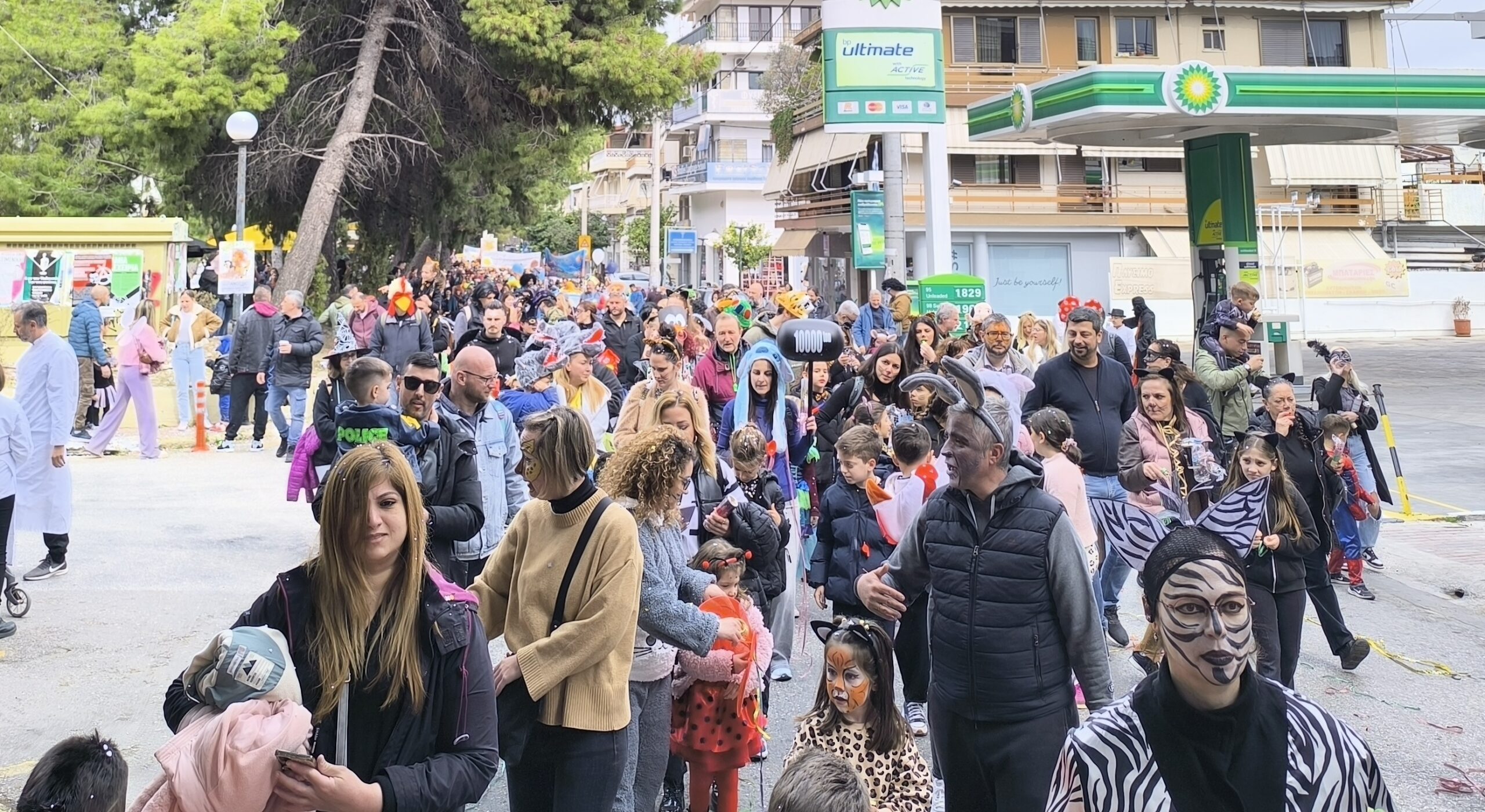 Η καρναβαλική παρέλαση και το μεγάλο πάρτι στην Πλατεία Ηρώων 4 Η καρναβαλική παρέλαση και το μεγάλο πάρτι στην Πλατεία Ηρώων 3