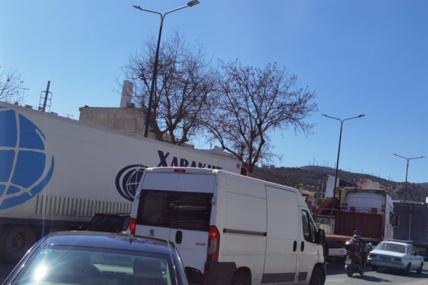 Αποκλεισμένη η έξοδος της Λεωφόρου Αθηνών - Τροχαίο στον Σκαραμαγκά - Ασθενοφόρα κινούνται προς Σκαραμαγκά 43