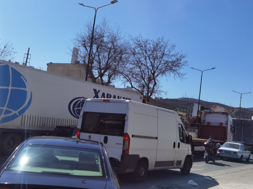 Αποκλεισμένη η έξοδος της Λεωφόρου Αθηνών - Τροχαίο στον Σκαραμαγκά - Ασθενοφόρα κινούνται προς Σκαραμαγκά 1