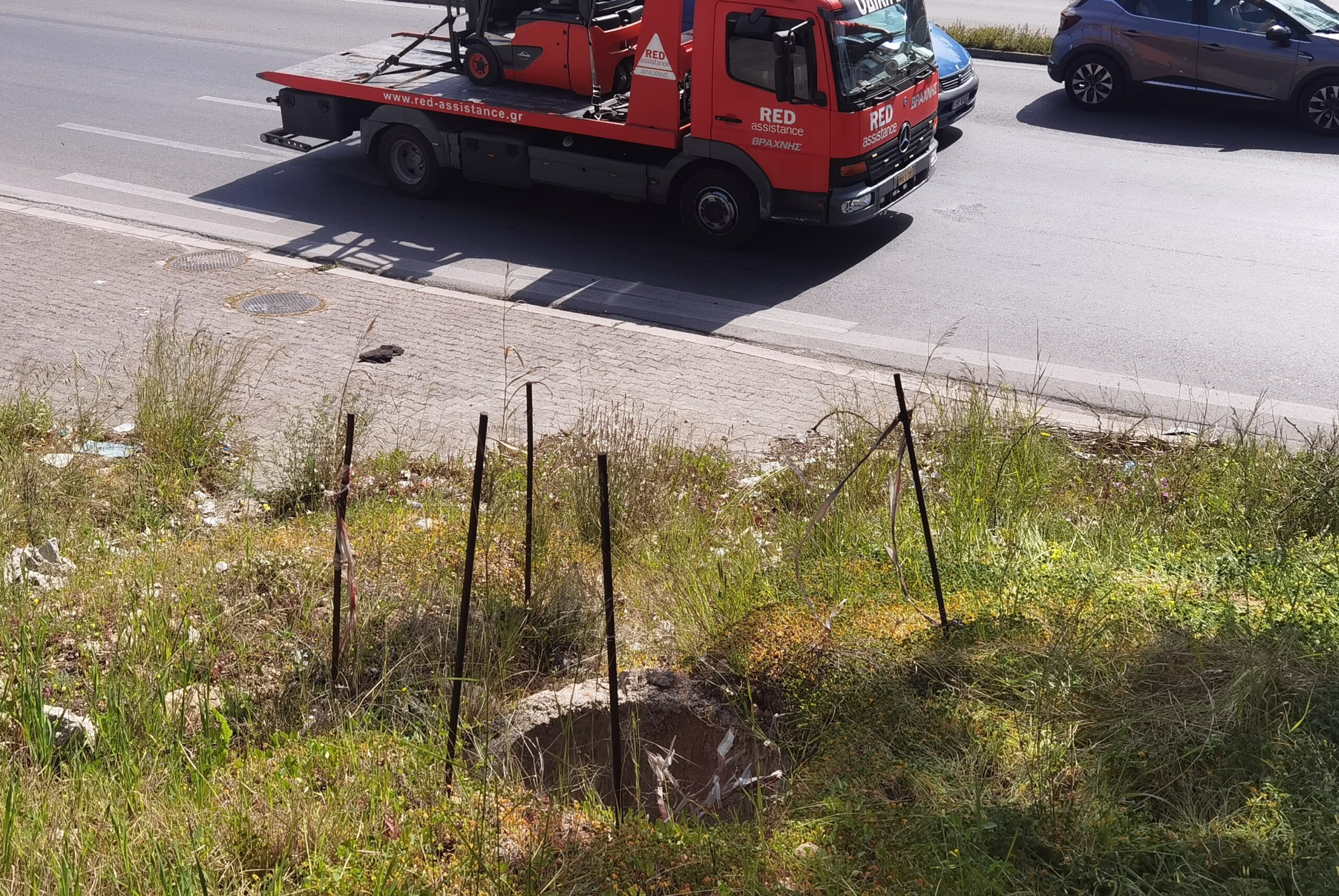 Λ. Αθηνών, Δαφνί: Αν πέσει άνθρωπος εκεί μέσα, θα σκοτωθεί! 8 Λ. Αθηνών, Δαφνί: Αν πέσει άνθρωπος εκεί μέσα, θα σκοτωθεί! 7