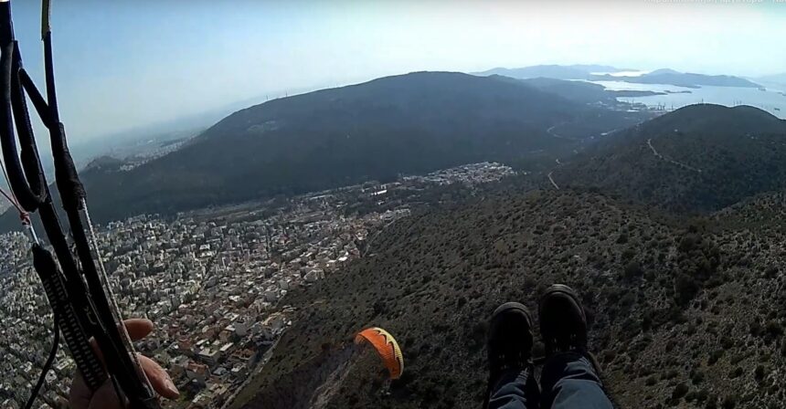 Το τέλειο σημείο για μια πίστα αλεξίπτωτου πλαγιάς στην Αθήνα - Εντυπωσιακό βίντεο 1