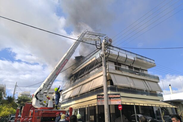 Αυτή την ώρα: Κατεβάζουν δύο άτομα από το φλεγόμενο ρετιρέ 35