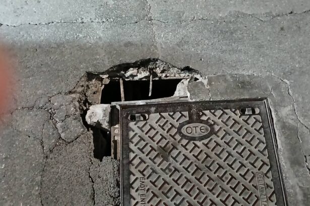 Προσοχή στη Γ. Παπανδρέου: Έσπασε φρεάτιο, κίνδυνος για τα αυτοκίνητα 43