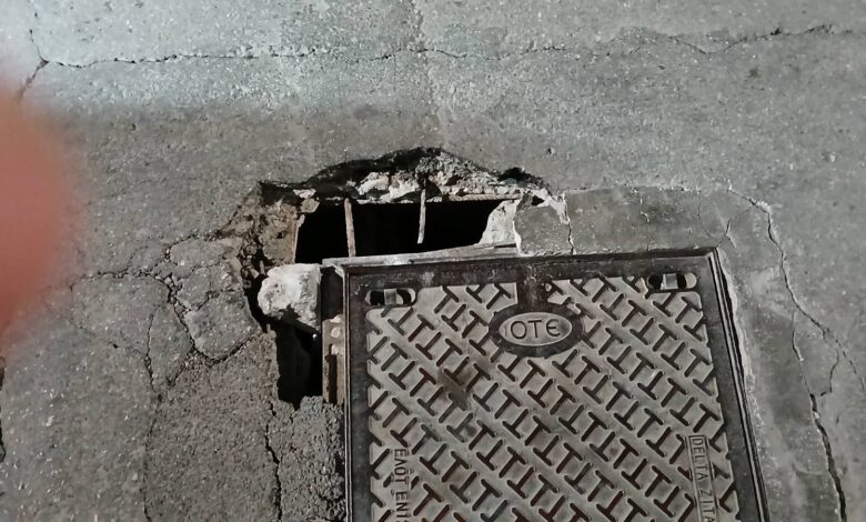 Προσοχή στη Γ. Παπανδρέου: Έσπασε φρεάτιο, κίνδυνος για τα αυτοκίνητα 2 Προσοχή στη Γ. Παπανδρέου: Έσπασε φρεάτιο, κίνδυνος για τα αυτοκίνητα 1
