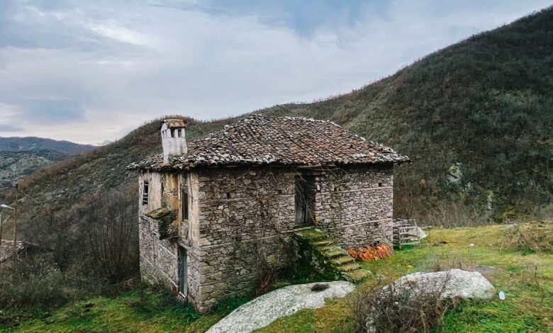 Το απαράμιλλο ελληνικό βουνό παρακμάζει, τα περισσότερα σπίτια μένουν κλειδαμπαρωμένα 2 Το απαράμιλλο ελληνικό βουνό παρακμάζει, τα περισσότερα σπίτια μένουν κλειδαμπαρωμένα 1