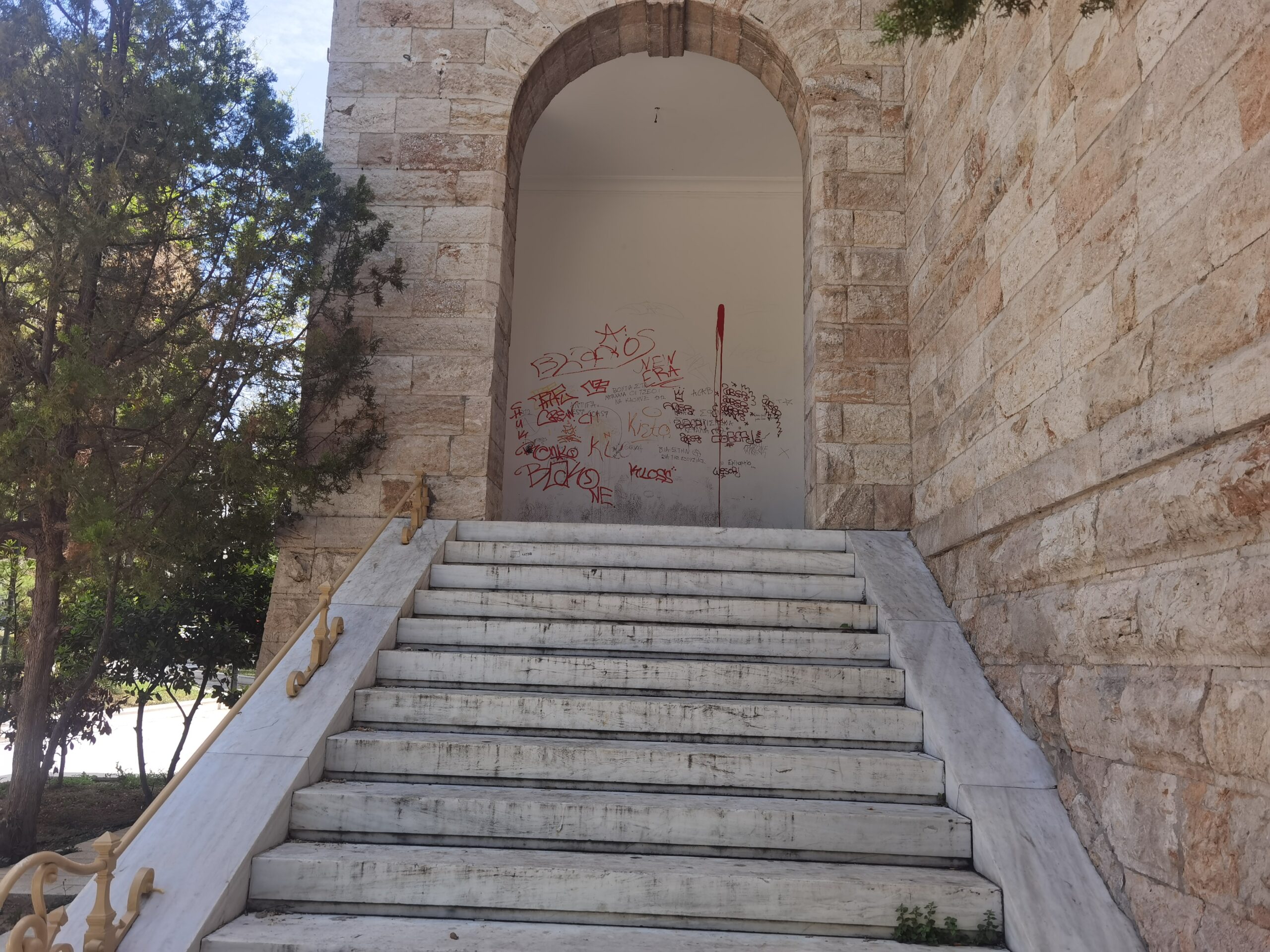 11 φωτογραφίες από το Παλατάκι που βεβαιώνουν ότι "δεν λύνονται όλα τα προβλήματα με τη ντουντούκα" 12 11 φωτογραφίες από το Παλατάκι που βεβαιώνουν ότι "δεν λύνονται όλα τα προβλήματα με τη ντουντούκα" 11