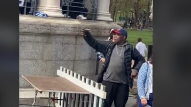 "Γλύκα γλύκα" - Aπολαύστε τον viral χορό του ξετρελαμένου fan της Έφης Θώδη στη Βοστώνη - Βίντεο 18