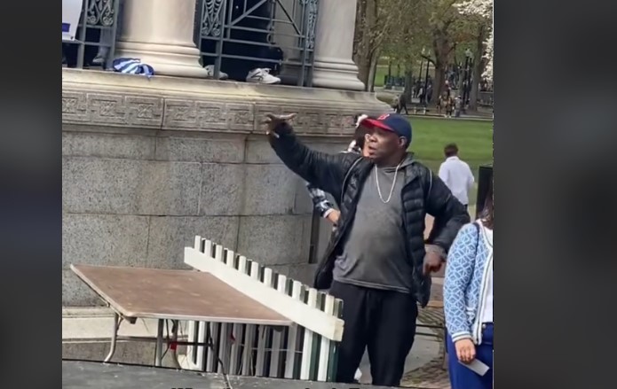 "Γλύκα γλύκα" - Aπολαύστε τον viral χορό του ξετρελαμένου fan της Έφης Θώδη στη Βοστώνη - Βίντεο 2 "Γλύκα γλύκα" - Aπολαύστε τον viral χορό του ξετρελαμένου fan της Έφης Θώδη στη Βοστώνη - Βίντεο 1