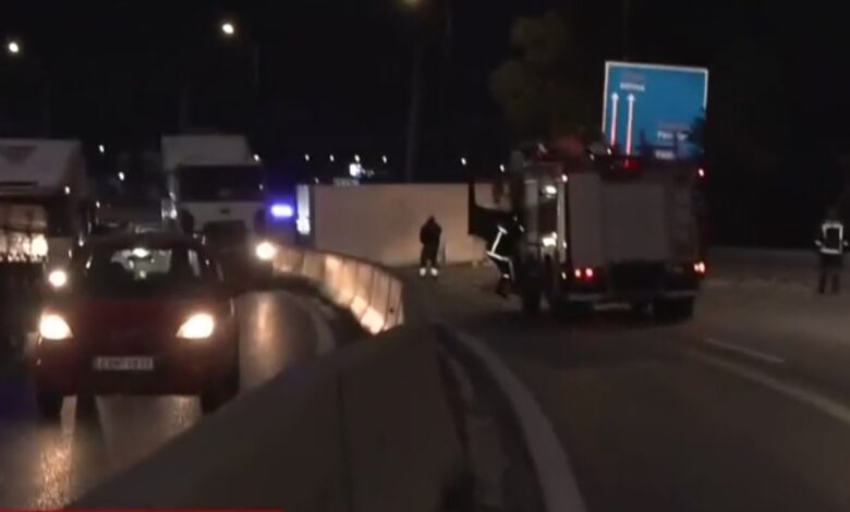 Ανατροπή νταλίκας στη Λεωφόρο Αθηνών -Γέμισε λάχανα ο δρόμος 2 Ανατροπή νταλίκας στη Λεωφόρο Αθηνών -Γέμισε λάχανα ο δρόμος 1