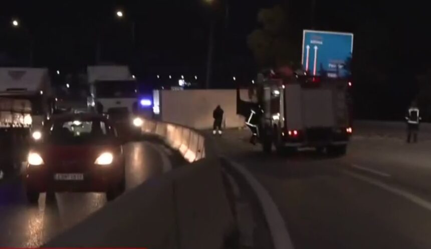 Ανατροπή νταλίκας στη Λεωφόρο Αθηνών -Γέμισε λάχανα ο δρόμος 1