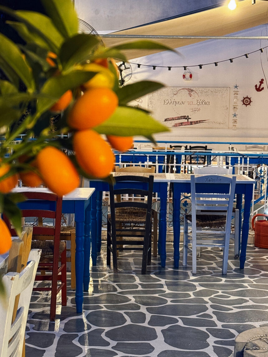 Γεύσεις στα δυτικά: Το μεζεδοπωλείο γεμάτο νεανική ενέργεια, Ελλάδα και... δροσερή ταράτσα! 2 Γεύσεις στα δυτικά: Το μεζεδοπωλείο γεμάτο νεανική ενέργεια, Ελλάδα και... δροσερή ταράτσα! 1