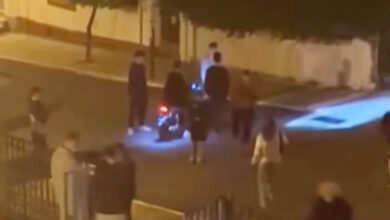 Πόρος: Μήνυση στον γιο της ηλικιωμένης από τον πατέρα νεαρού που της έριξε το βαρελότο 44