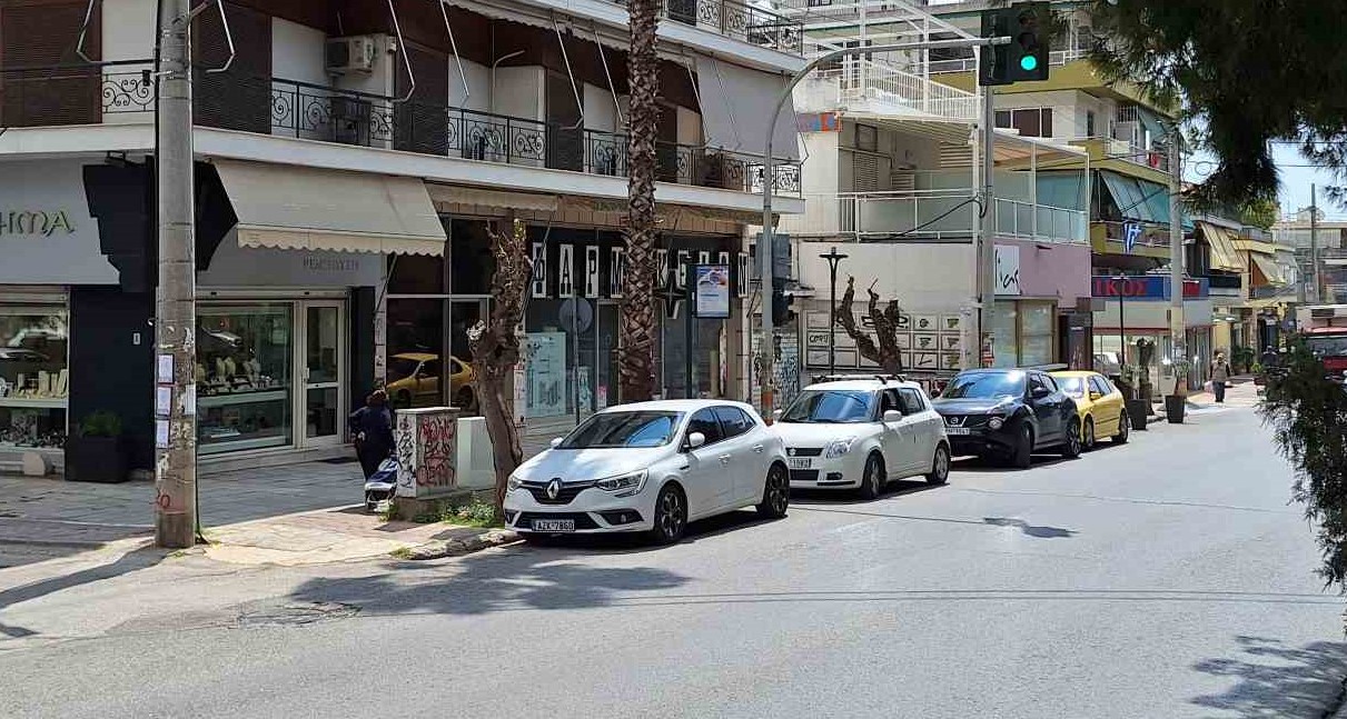 Η αιφνίδια αλλαγή μιας στάσης στο Κέντρο προκαλεί αντιδράσεις στον κόσμο 4 Η αιφνίδια αλλαγή μιας στάσης στο Κέντρο προκαλεί αντιδράσεις στον κόσμο 3