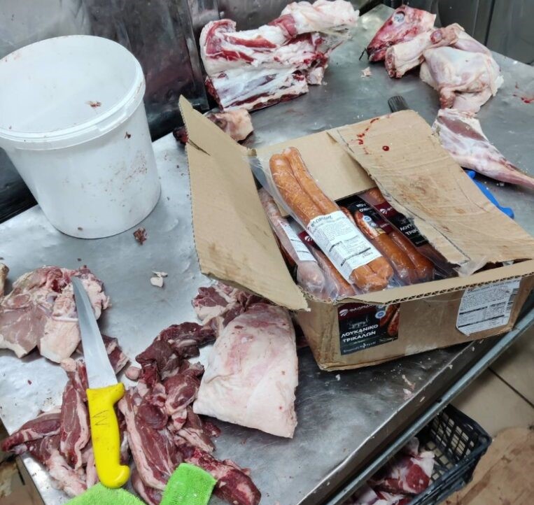 Κατασχέθηκαν 11 τόνοι χαλασμένα κρέατα από αποθήκες και καταστήματα εστίασης 12 Κατασχέθηκαν 11 τόνοι χαλασμένα κρέατα από αποθήκες και καταστήματα εστίασης 11
