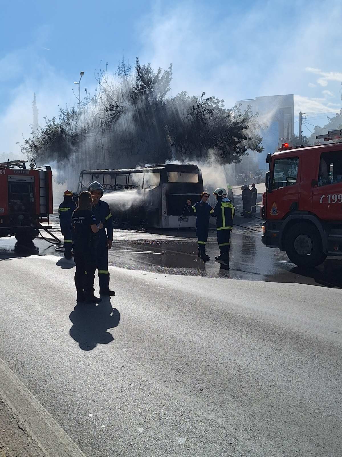 Πανικός στη Λεωφόρο Αθηνών: Φωτογραφίες και βίντεο από τη φωτιά που έκανε παρανάλωμα το πούλμαν 16 Πανικός στη Λεωφόρο Αθηνών: Φωτογραφίες και βίντεο από τη φωτιά που έκανε παρανάλωμα το πούλμαν 15