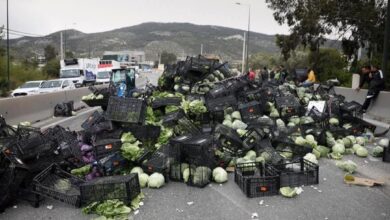 Τροχαίο στον Σκαραμαγκά: Για δεύτερη φορά τουμπάρισε νταλίκα με μαναβική ο οδηγός - Τι λέει ο ίδιος 57