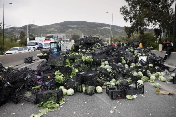 Τροχαίο στον Σκαραμαγκά: Για δεύτερη φορά τουμπάρισε νταλίκα με μαναβική ο οδηγός - Τι λέει ο ίδιος 55