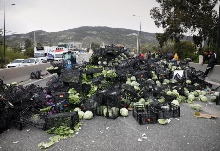 Τροχαίο στον Σκαραμαγκά: Για δεύτερη φορά τουμπάρισε νταλίκα με μαναβική ο οδηγός - Τι λέει ο ίδιος 1
