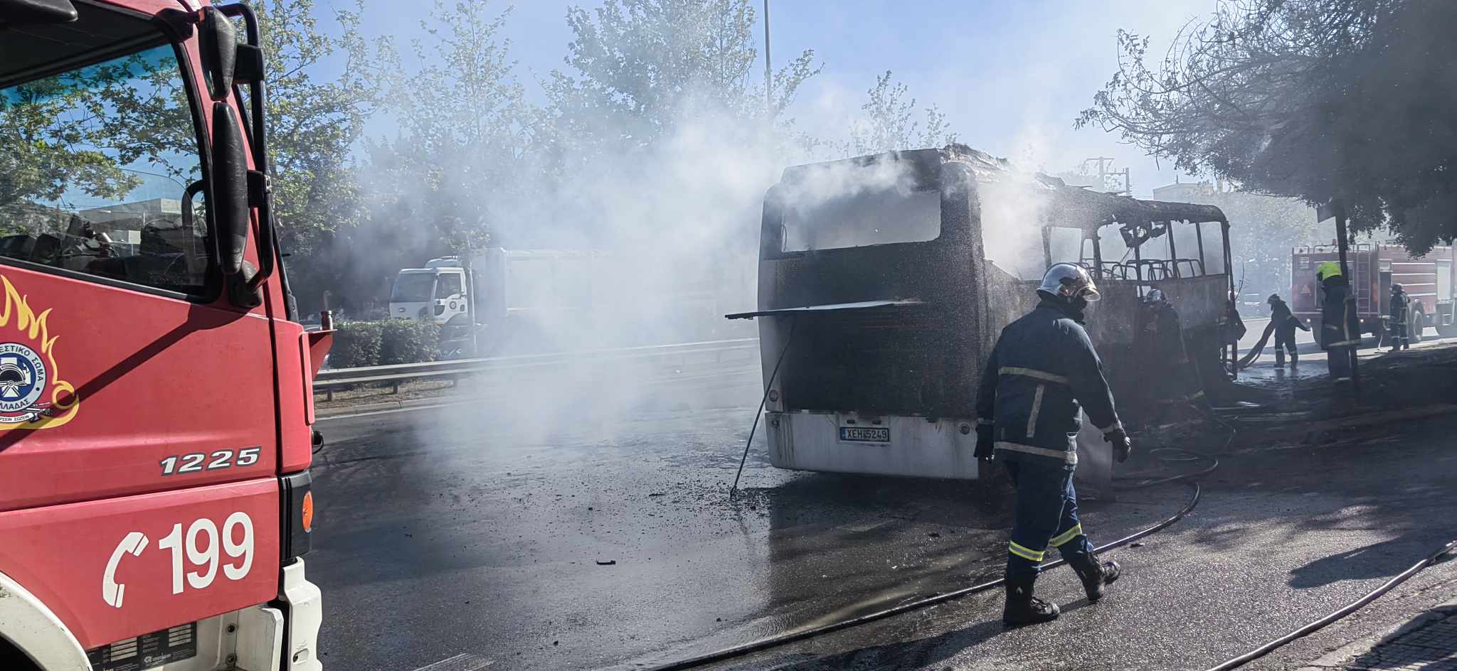 Πανικός στη Λεωφόρο Αθηνών: Φωτογραφίες και βίντεο από τη φωτιά που έκανε παρανάλωμα το πούλμαν 4 Πανικός στη Λεωφόρο Αθηνών: Φωτογραφίες και βίντεο από τη φωτιά που έκανε παρανάλωμα το πούλμαν 3
