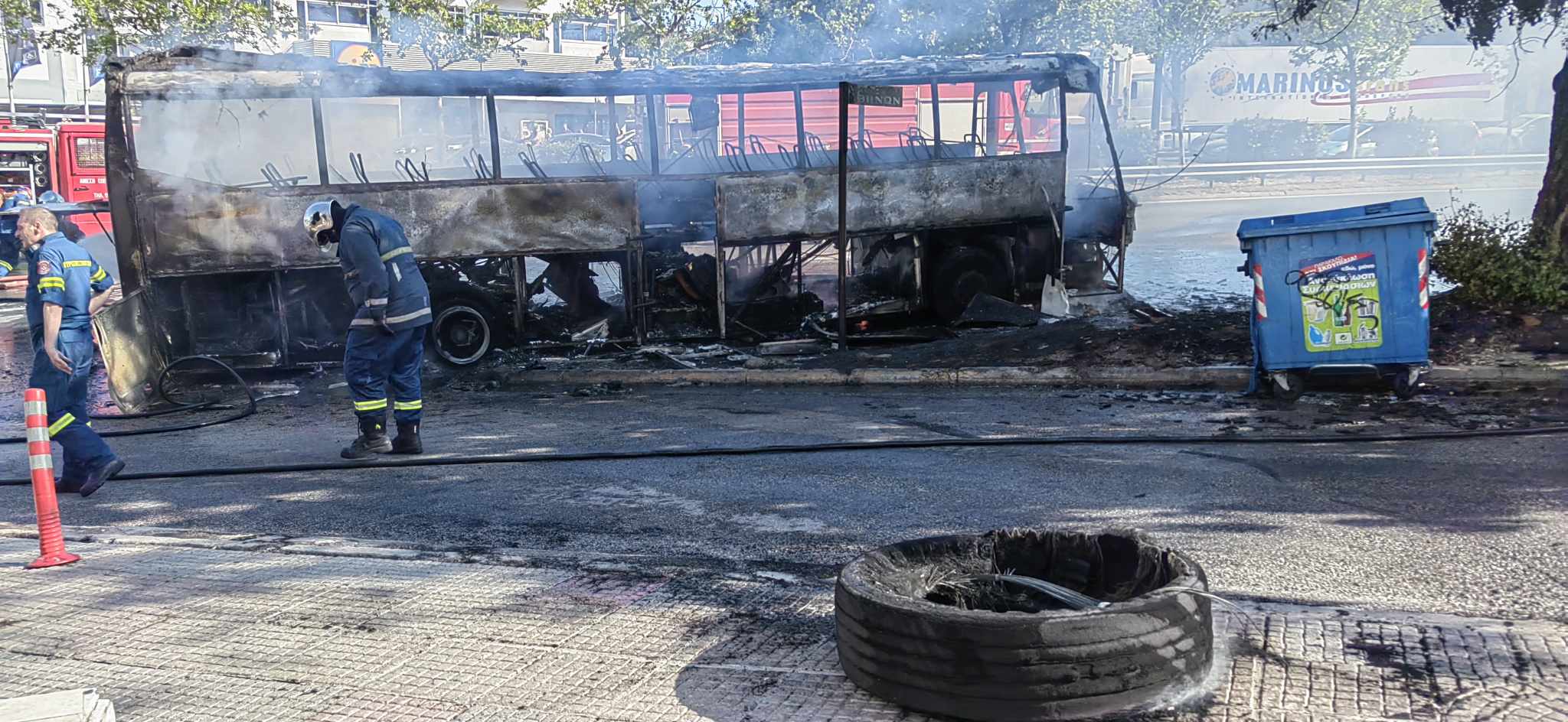 Πανικός στη Λεωφόρο Αθηνών: Φωτογραφίες και βίντεο από τη φωτιά που έκανε παρανάλωμα το πούλμαν 8 Πανικός στη Λεωφόρο Αθηνών: Φωτογραφίες και βίντεο από τη φωτιά που έκανε παρανάλωμα το πούλμαν 7