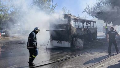 Πανικός στη Λεωφόρο Αθηνών: Φωτογραφίες και βίντεο από τη φωτιά που έκανε παρανάλωμα το πούλμαν 53
