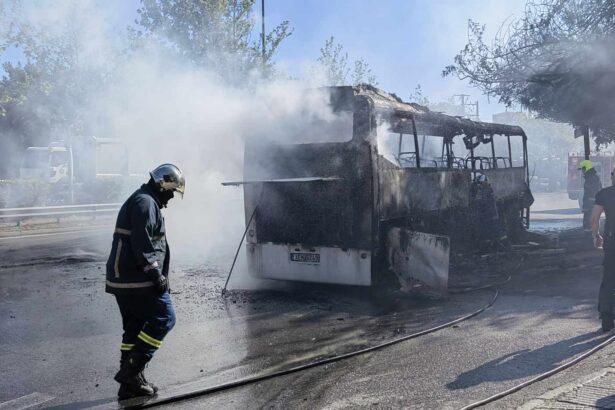 Πανικός στη Λεωφόρο Αθηνών: Φωτογραφίες και βίντεο από τη φωτιά που έκανε παρανάλωμα το πούλμαν 55