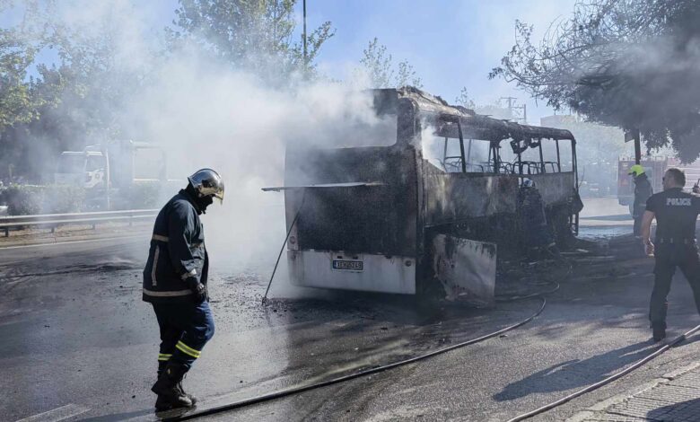 Πανικός στη Λεωφόρο Αθηνών: Φωτογραφίες και βίντεο από τη φωτιά που έκανε παρανάλωμα το πούλμαν 2 Πανικός στη Λεωφόρο Αθηνών: Φωτογραφίες και βίντεο από τη φωτιά που έκανε παρανάλωμα το πούλμαν 1