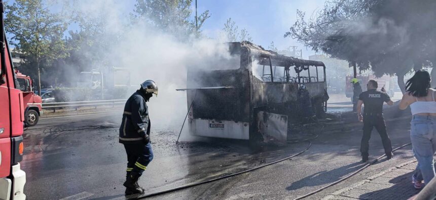 Πανικός στη Λεωφόρο Αθηνών: Φωτογραφίες και βίντεο από τη φωτιά που έκανε παρανάλωμα το πούλμαν 1
