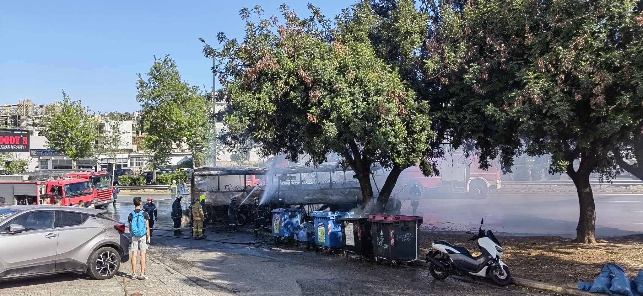 Πανικός στη Λεωφόρο Αθηνών: Φωτογραφίες και βίντεο από τη φωτιά που έκανε παρανάλωμα το πούλμαν 10 Πανικός στη Λεωφόρο Αθηνών: Φωτογραφίες και βίντεο από τη φωτιά που έκανε παρανάλωμα το πούλμαν 9