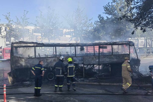 Εκρήξεις σε πούλμαν και πυκνός καπνός στη Λεωφόρο Αθηνών 59