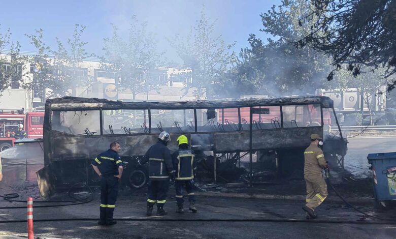 Εκρήξεις σε πούλμαν και πυκνός καπνός στη Λεωφόρο Αθηνών 2 Εκρήξεις σε πούλμαν και πυκνός καπνός στη Λεωφόρο Αθηνών 1