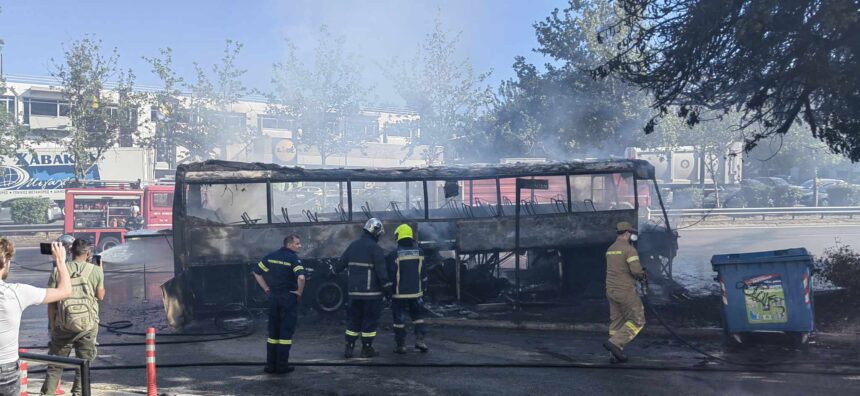 Εκρήξεις σε πούλμαν και πυκνός καπνός στη Λεωφόρο Αθηνών 1