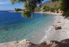 Ώρα να μιλήσουμε για παραλίες: Γαλαζοπράσινη μυστική μαγεία 60 χλμ. από την Αθήνα 75