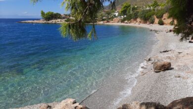 Ώρα να μιλήσουμε για παραλίες: Γαλαζοπράσινη μυστική μαγεία 60 χλμ. από την Αθήνα 6