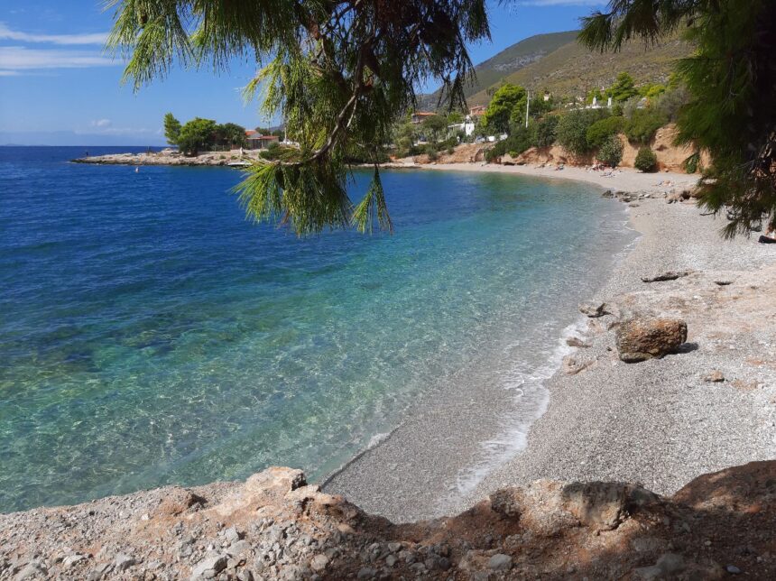 Ώρα να μιλήσουμε για παραλίες: Γαλαζοπράσινη μυστική μαγεία 60 χλμ. από την Αθήνα 1