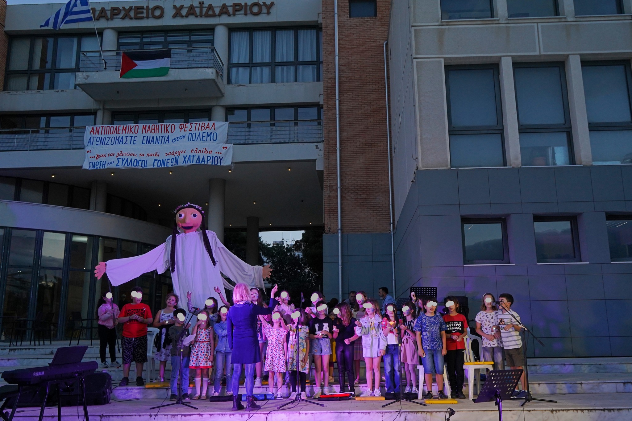 Αντιπολεμικό Μαθητικό Φεστιβάλ στο Χαϊδάρι - "Κάτι σιγοφέγγει..." 6 Αντιπολεμικό Μαθητικό Φεστιβάλ στο Χαϊδάρι - "Κάτι σιγοφέγγει..." 5