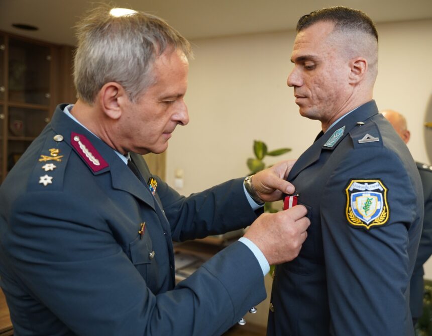 Τι σημαίνει αστυνομικός; Μάθημα ήθους στη βράβευση του Γιάννη Παχή με το Αριστείο Ανδραγαθίας 1