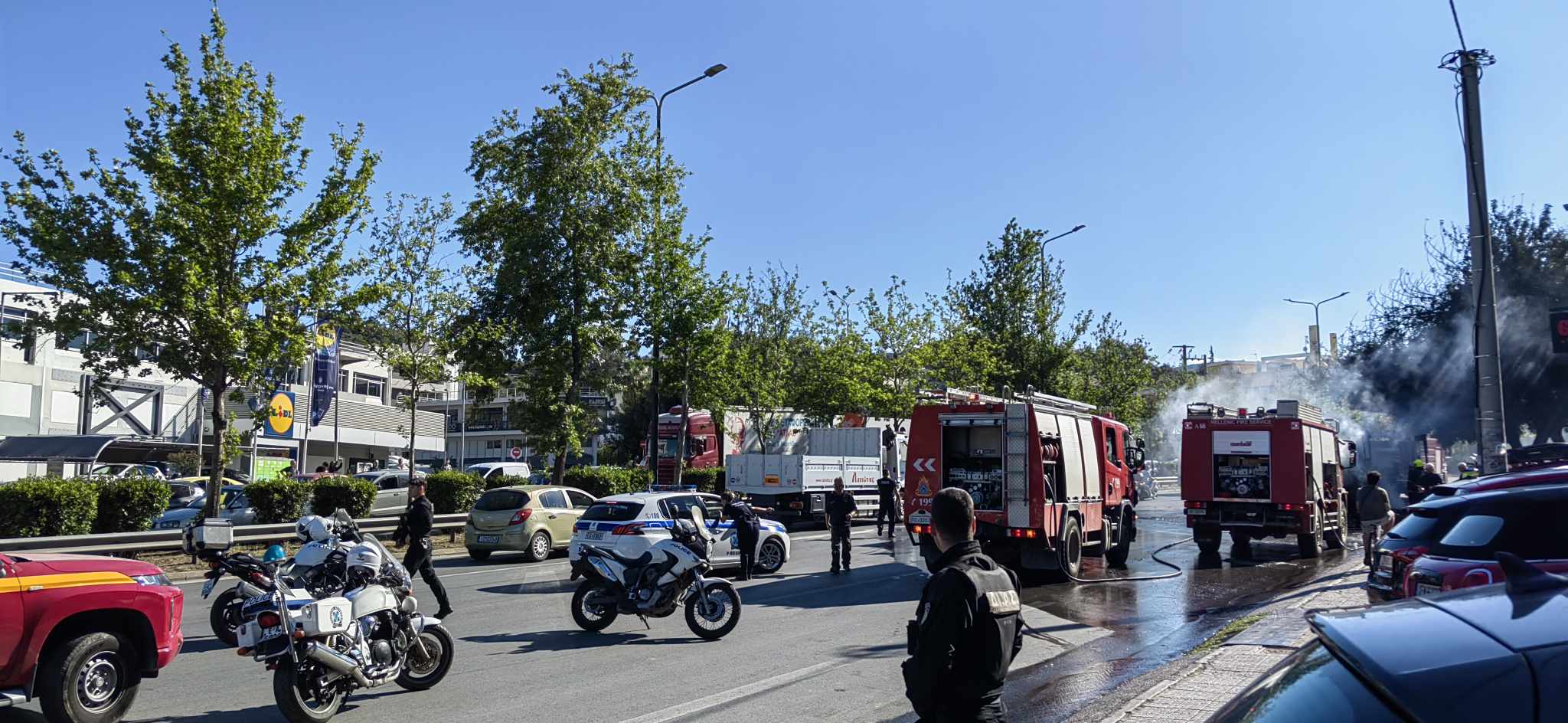 Πανικός στη Λεωφόρο Αθηνών: Φωτογραφίες και βίντεο από τη φωτιά που έκανε παρανάλωμα το πούλμαν 14 Πανικός στη Λεωφόρο Αθηνών: Φωτογραφίες και βίντεο από τη φωτιά που έκανε παρανάλωμα το πούλμαν 13