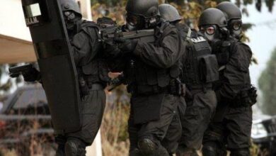 Επιδρομή της ΕΛ.ΑΣ. σε διαμερίσματα στην Αγία Βαρβάρα 71